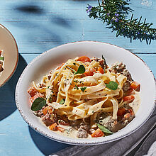 Leckere Weiße Bolognese mit Bandnudeln, Hackfleisch, Staudensellerie und cremigen Bresso