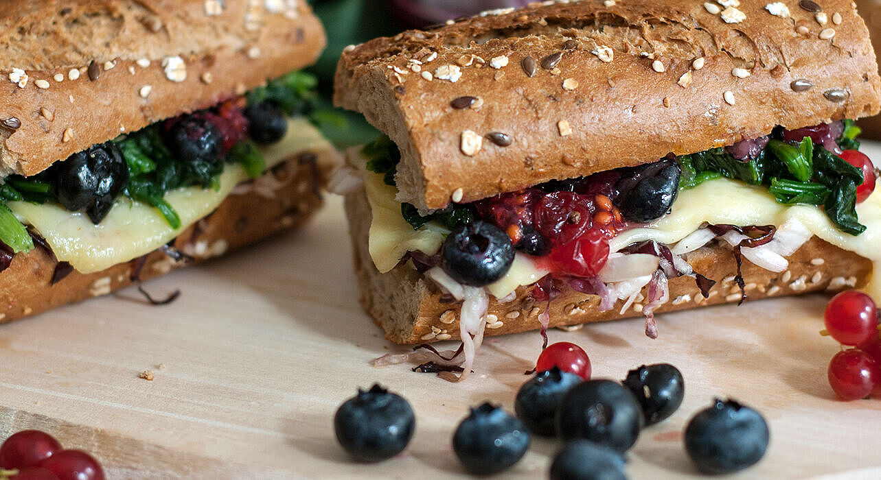 Baguette mit Käse und Beeren