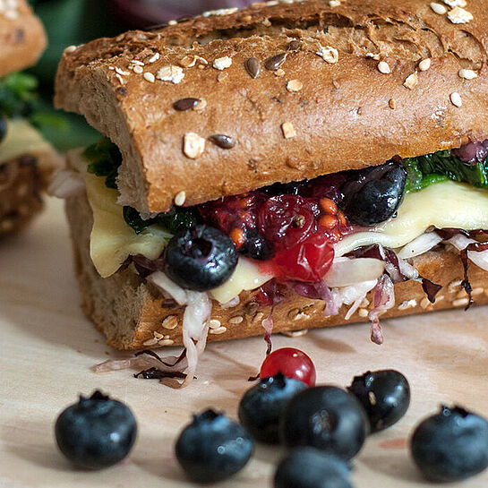Baguette mit Käse und Beeren Rezept für Baguette mit Käse und Beeren