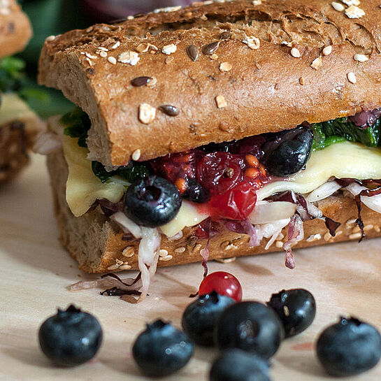 Baguette mit Käse und Beeren Rezept für Baguette mit Käse und Beeren