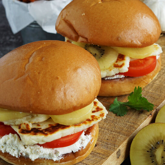 Halloumi Burger mit Kiwi