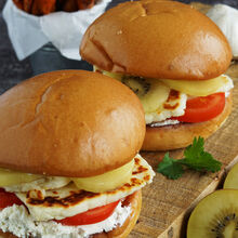 Halloumi Burger mit Kiwi