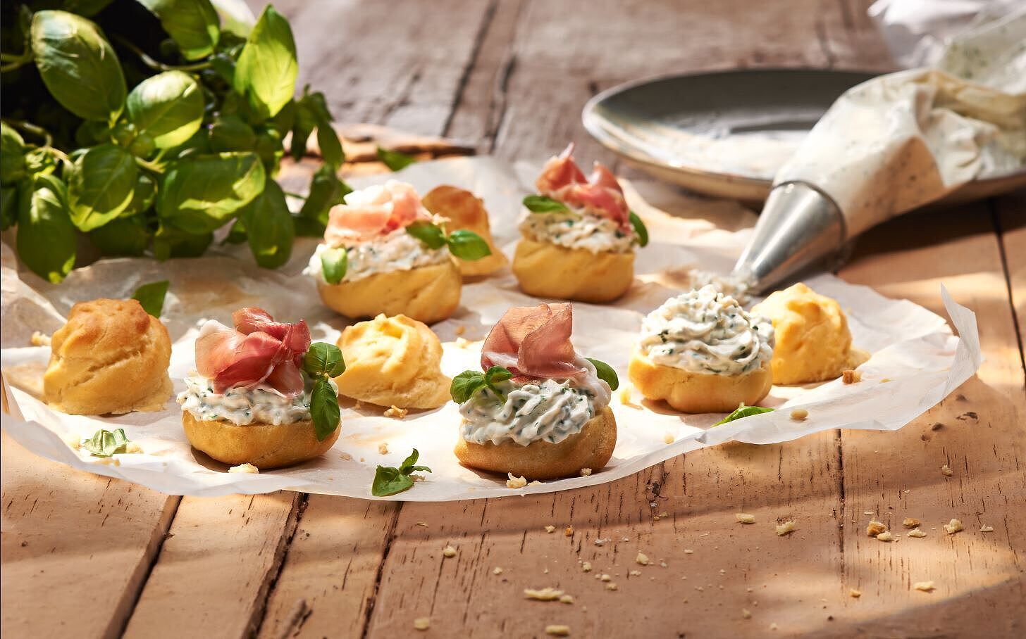 Herzhafte Ziegenkäse-Windbeutel mit Parmaschinken