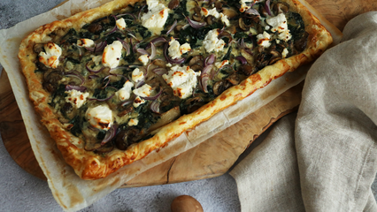 Blätterteigtarte mit Pilzen, Spinat und Blauschimmelkäse