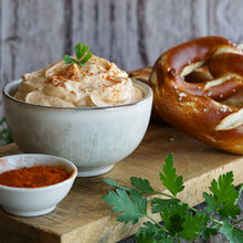 Cremiges Spundekäs Rezept mit BRESSO und Schmand, gewürzt mit Paprikapulver, Salz und Pfeffer – perfekt zu Brezeln.