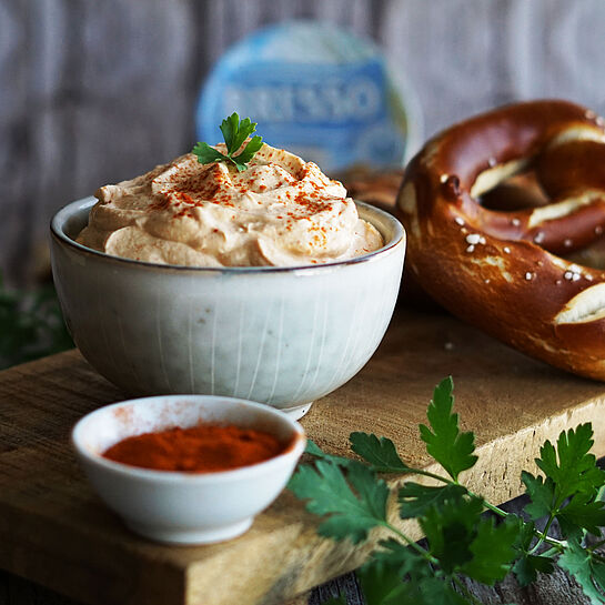 Cremiges Spundekäs Rezept mit BRESSO und Schmand, gewürzt mit Paprikapulver, Salz und Pfeffer – perfekt zu Brezeln.