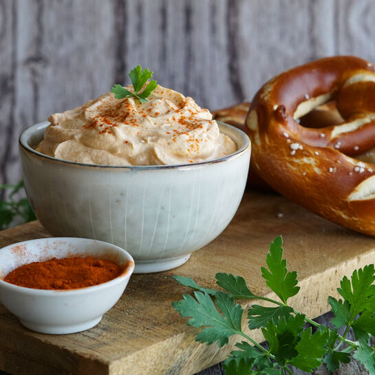 Cremiges Spundekäs Rezept mit BRESSO und Schmand, gewürzt mit Paprikapulver, Salz und Pfeffer – perfekt zu Brezeln.