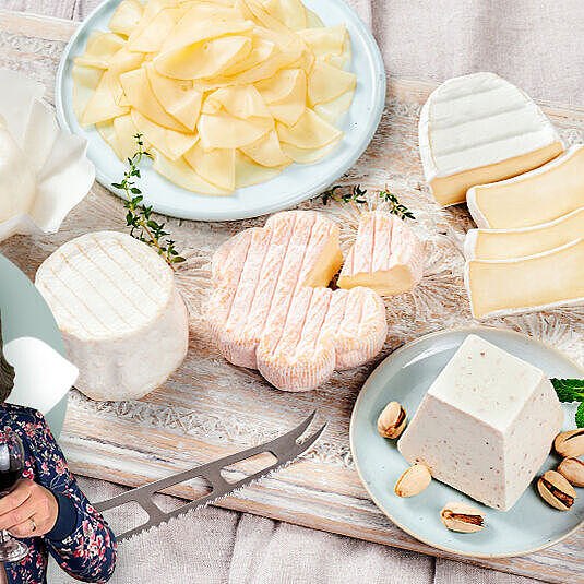So kann sich ein Käsebuffet sehen lassen. Diverse Käsesorten und verschiedene Käsespezialitäten stilvoll angerichtet.