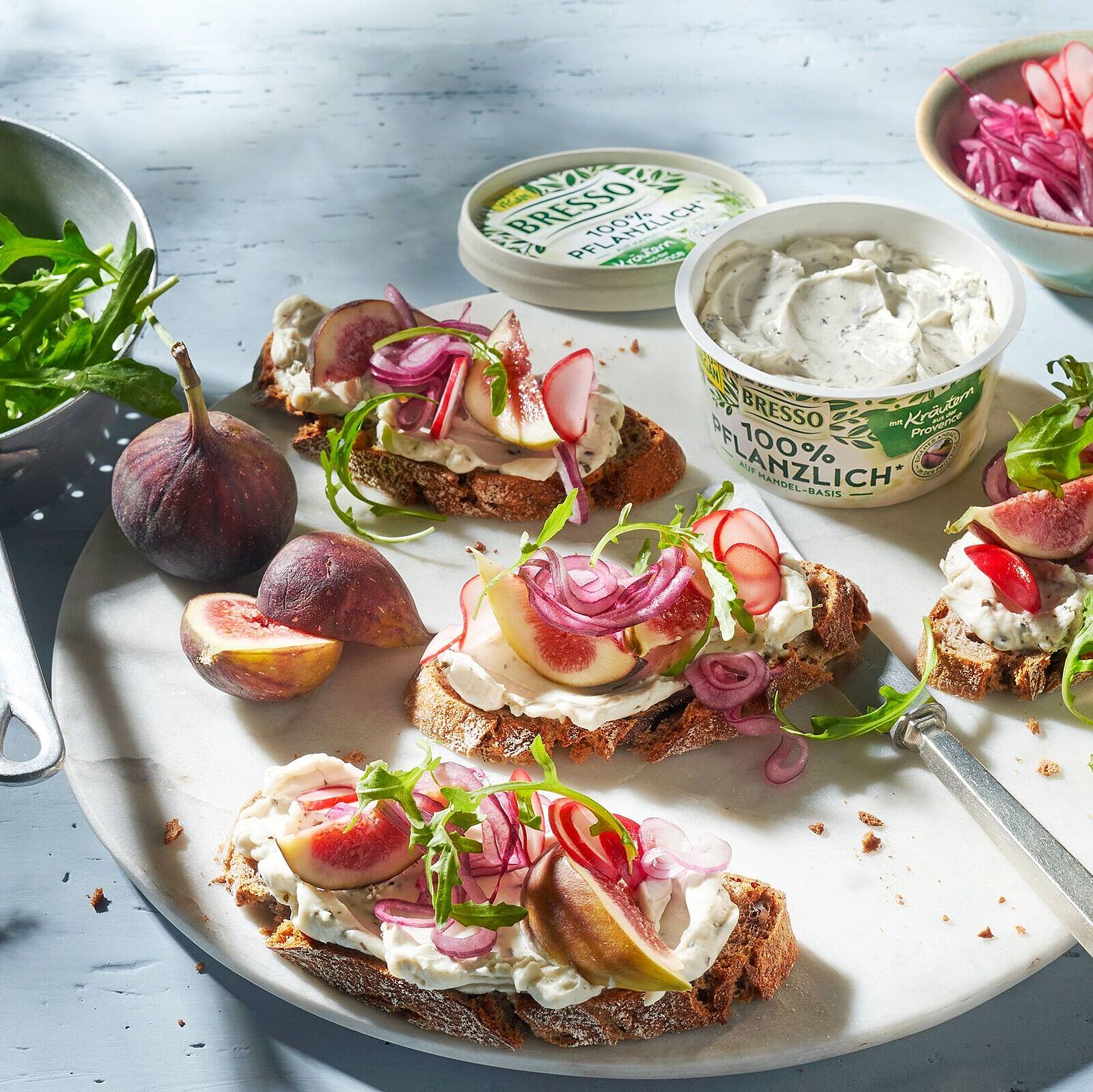 Brot mit Feigen und veganem Bresso