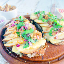 Warme Walnussstulle mit Brie und Birne Warme Walnussstulle mit Brie und Birne