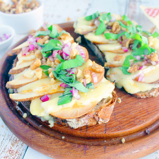 Warme Walnussstulle mit Brie und Birne Warme Walnussstulle mit Brie und Birne