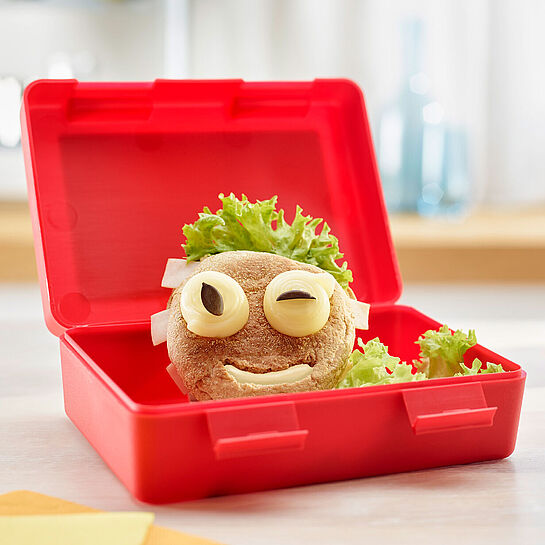 Pausenbrot Smiley in Brotbox auf dem Küchentresen.