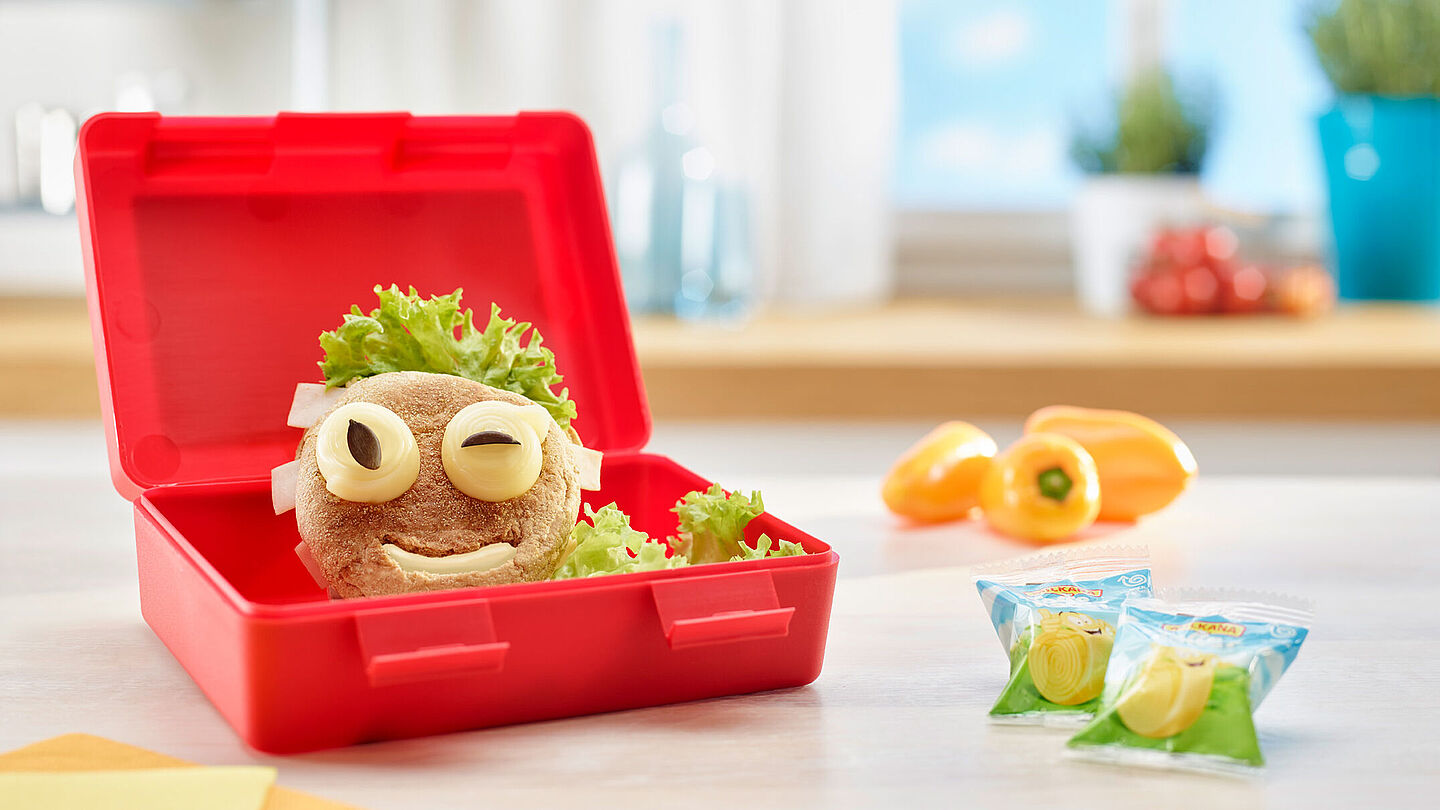 Pausenbrot Smiley in Brotbox auf dem Küchentresen.