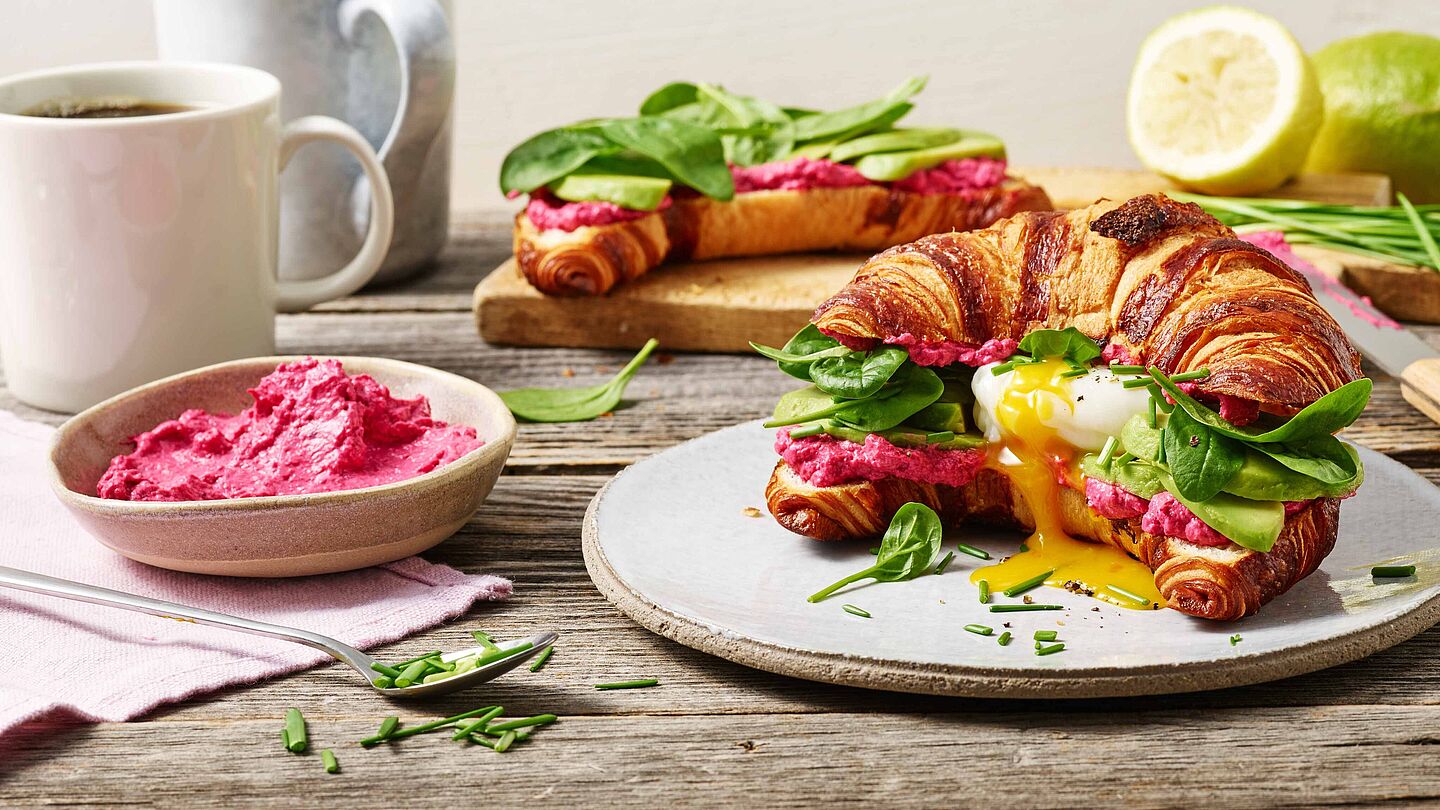 Laugencroissant mit pochiertem Ei