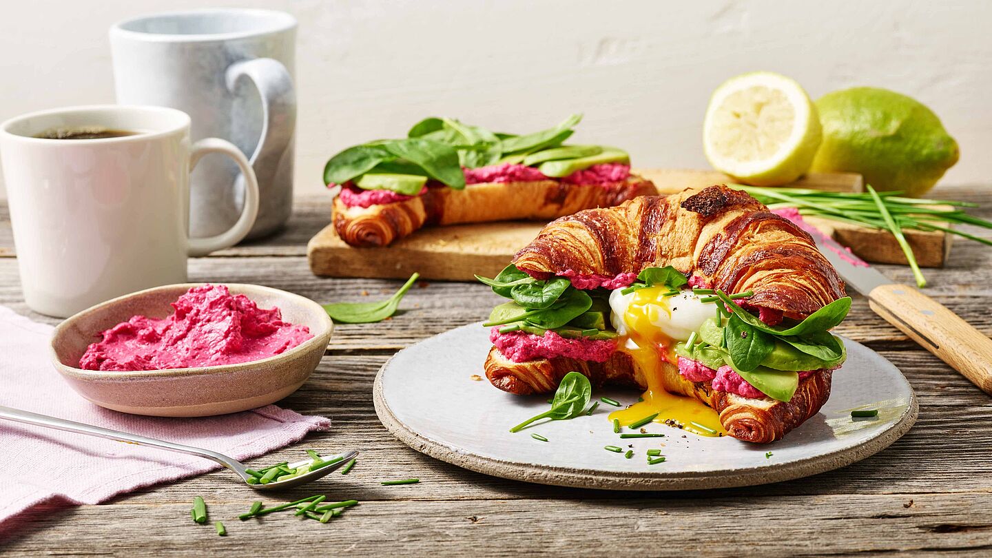 Laugencroissant mit einem pochierten Ei, Feldsalat, Schnittlauch und Brunch Rote Beete.