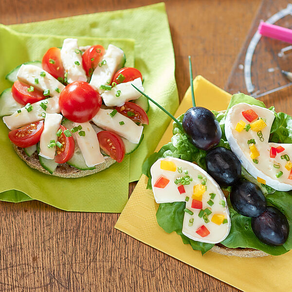 Für Groß und Klein! Pausenbrot aus Tomaten, Trauben, Salat und Géramont Minis als Schmetterling und Blüte zubereitetals 