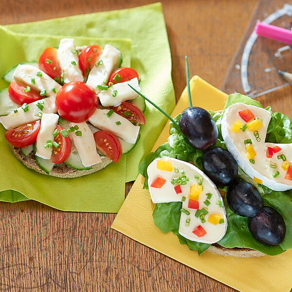 Für Groß und Klein! Pausenbrot aus Tomaten, Trauben, Salat und Géramont Minis als Schmetterling und Blüte zubereitetals 