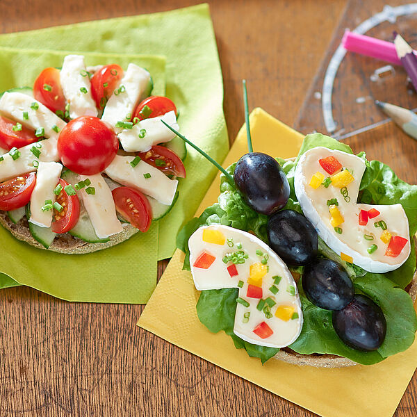 Für Groß und Klein! Pausenbrot aus Tomaten, Trauben, Salat und Géramont Minis als Schmetterling und Blüte zubereitetals 