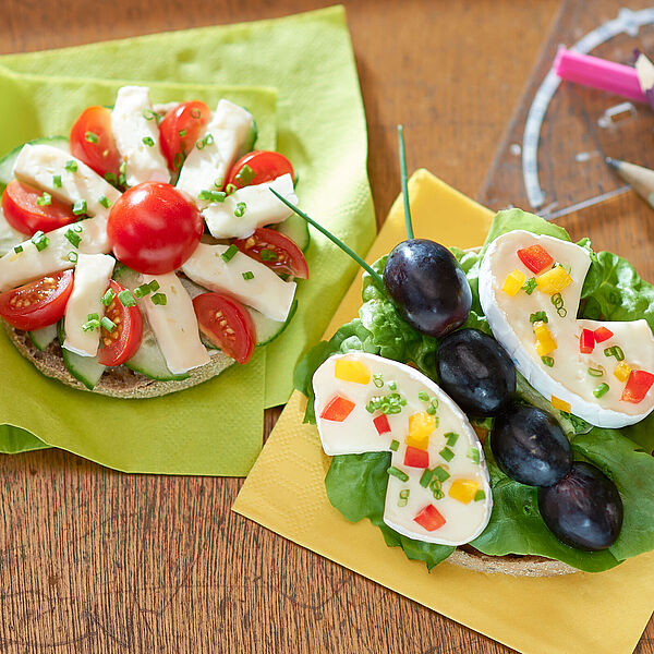 Für Groß und Klein! Pausenbrot aus Tomaten, Trauben, Salat und Géramont Minis als Schmetterling und Blüte zubereitetals 