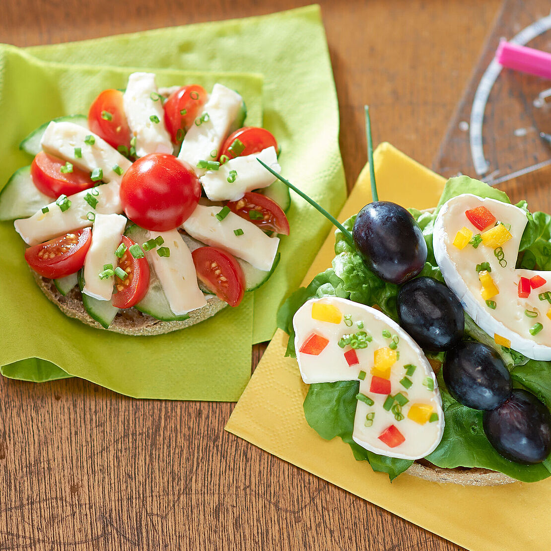 Für Groß und Klein! Pausenbrot aus Tomaten, Trauben, Salat und Géramont Minis als Schmetterling und Blüte zubereitetals 