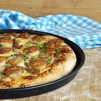 Außergewöhnliche Pizza nach bayerischer Art - mit Weißwurst und goldbraun gebackenem Käse