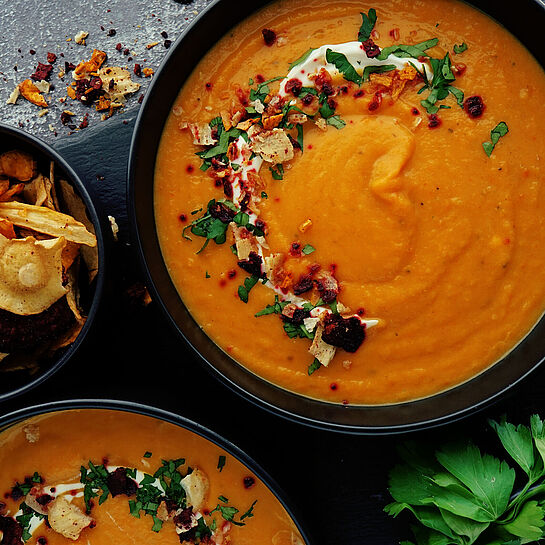 Schnelle-Süßkartoffelsuppe-mit-Crunch-horizontal