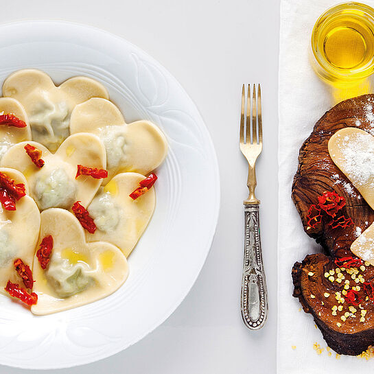 Rezept zum Valentinstag: Ravioli in Herzenform gefüllt mit Milkana Sahne, Basilikum und Pinienkernen