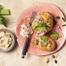 Ofenkartoffel mit Blauschimmel-Käsedip