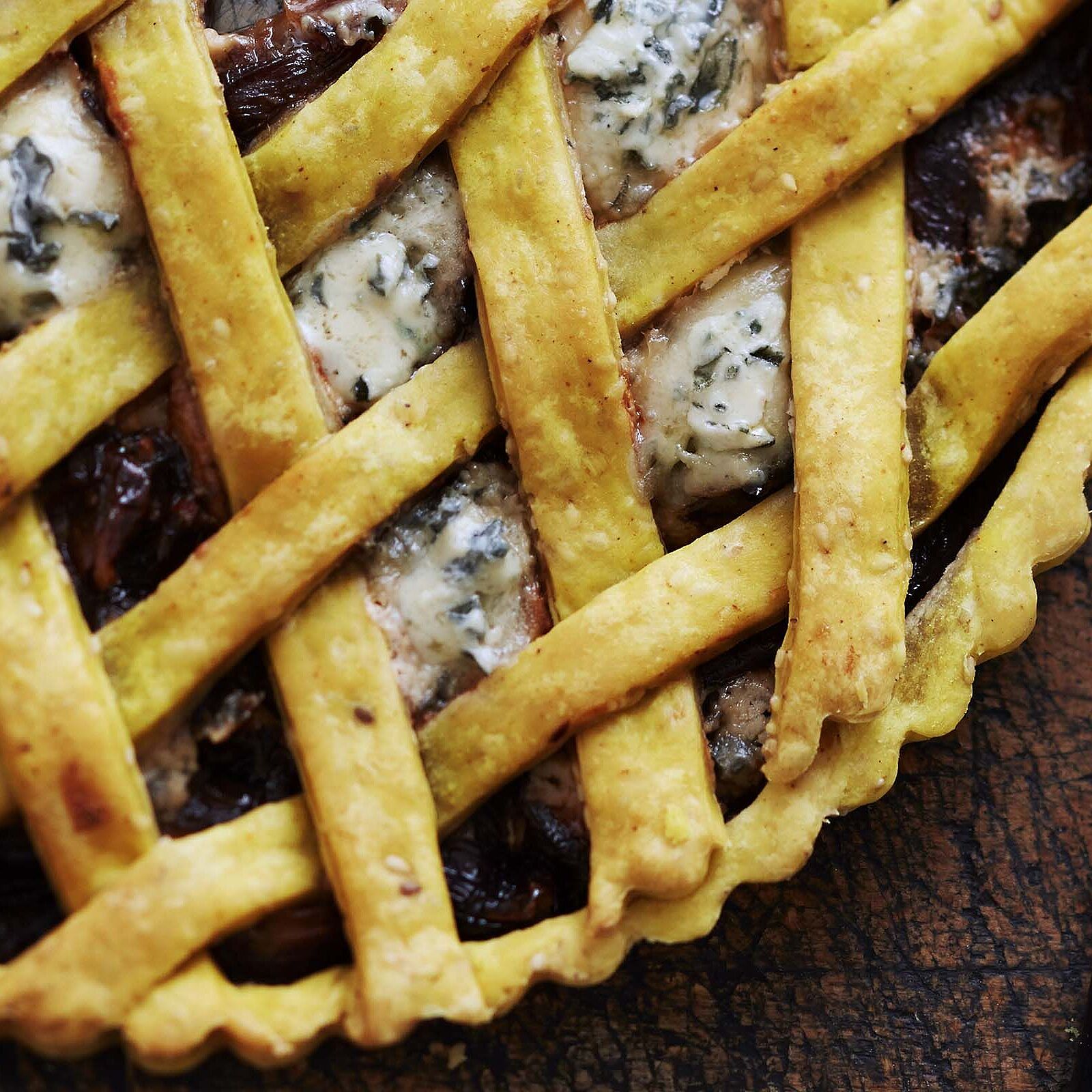 Tarte mit roten Zwiebeln und Blauschimmelkäse
