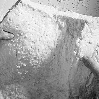 Schöne Schwarz-Weiß-Aufnahme: Cheddar Herstellung in hochwertiger Handarbeit