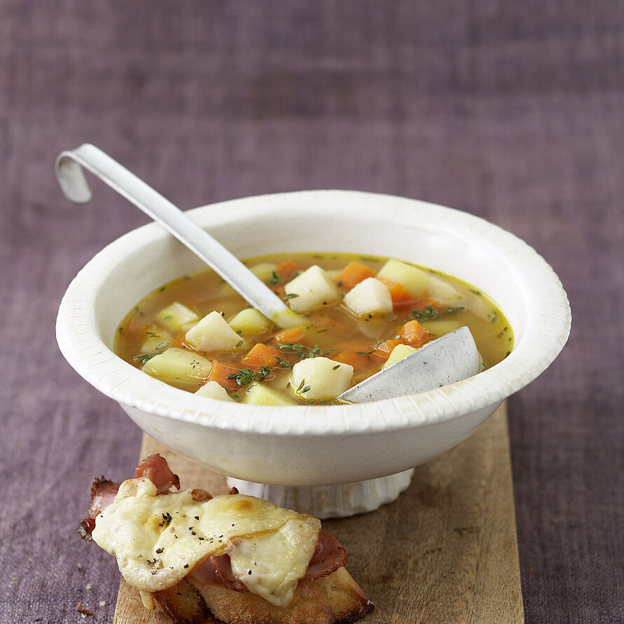 Wurzelgemüse-Suppe mit Käsecroûtons - genussvoll kochen