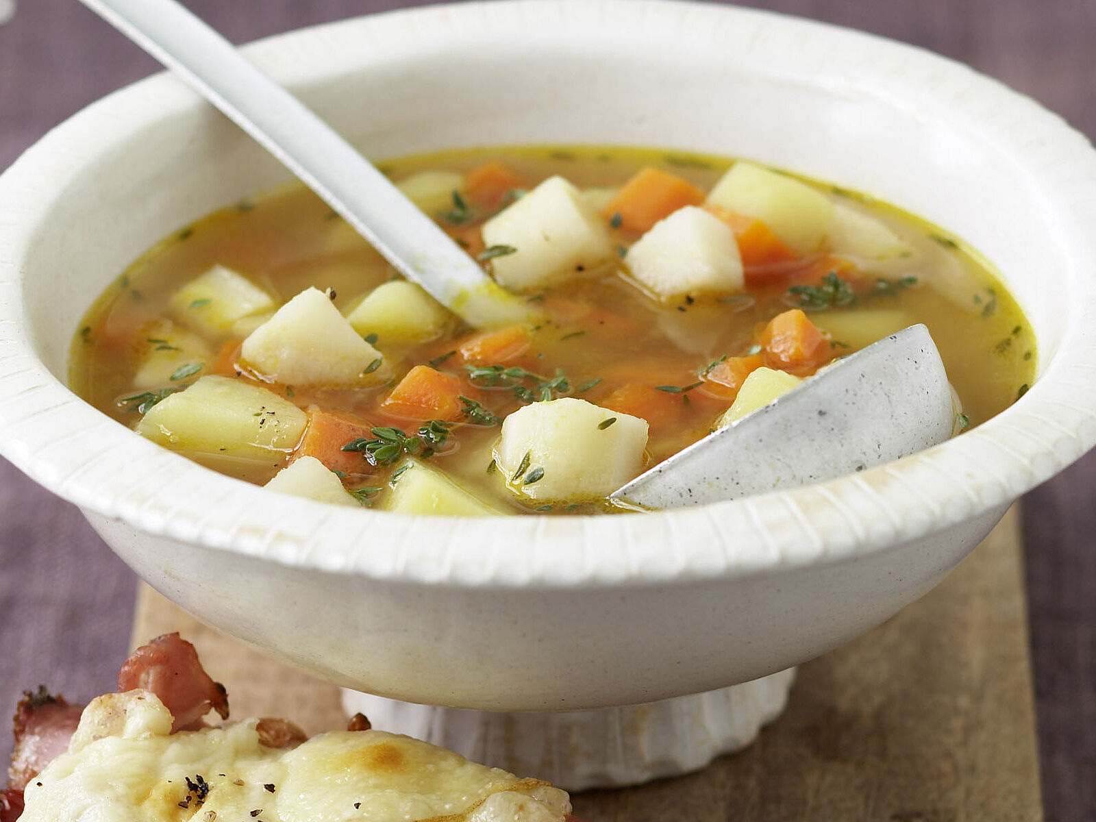 Wurzelgemüse-Suppe mit Käsecroûtons