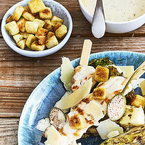 Sommerhit vom Grill: Caesarsalat mit Brot-Croutons und kräftigen Grana Padano Käse