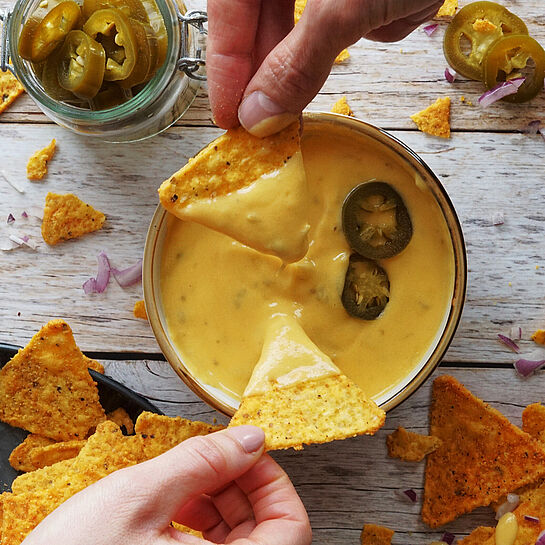 Cremige Chili Cheese Sauce mit scharfen Jalapeños und Premium Cheddar, ideal für Nachos, Pommes oder Burger.