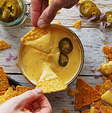 Cremige Chili Cheese Sauce mit scharfen Jalapeños und Premium Cheddar, ideal für Nachos, Pommes oder Burger.