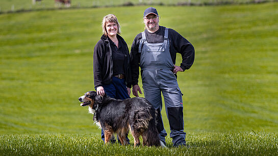 Bauernfamilie mit Hund