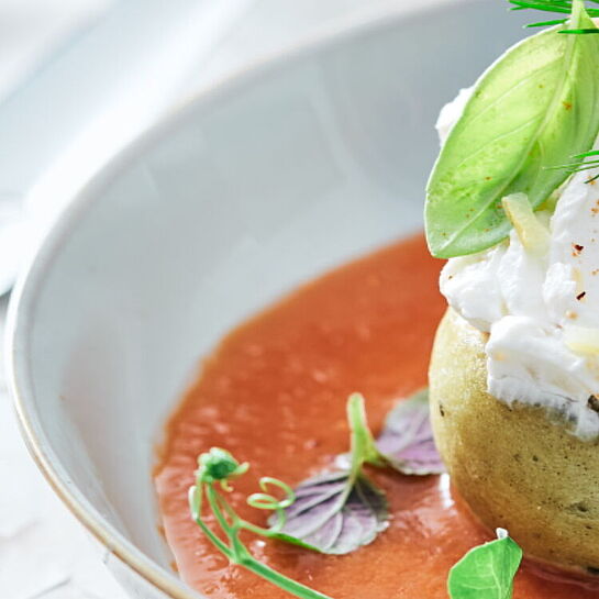 Brioche mit cremiger Chavroux Creme auf kalter Tomatensuppe