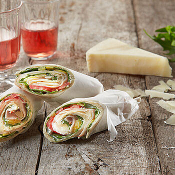 Der würzig gefüllte Wrap ist ideal zum Snacken, für Partys oder zum Picknick.