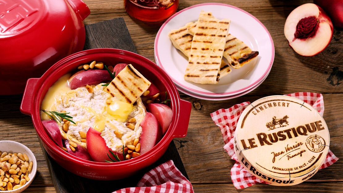 Gegrillter Camembert mit Nektarinen - quer Gegrillter Camembert mit Nektarinen