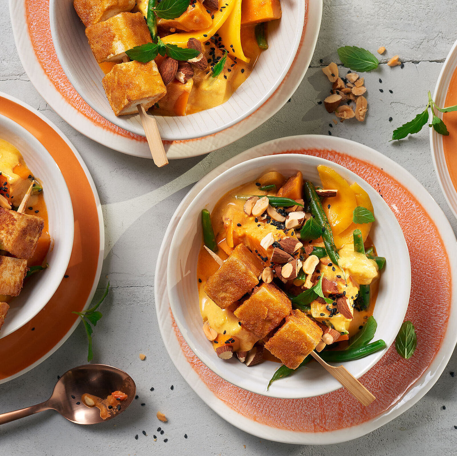 Mango Curry mit knusprigen Tofu-Spießen