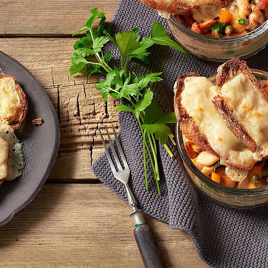 Feines Ragout frischem Gemüse in einer sämigen Sauce mit herzhaftem Käse-Toast