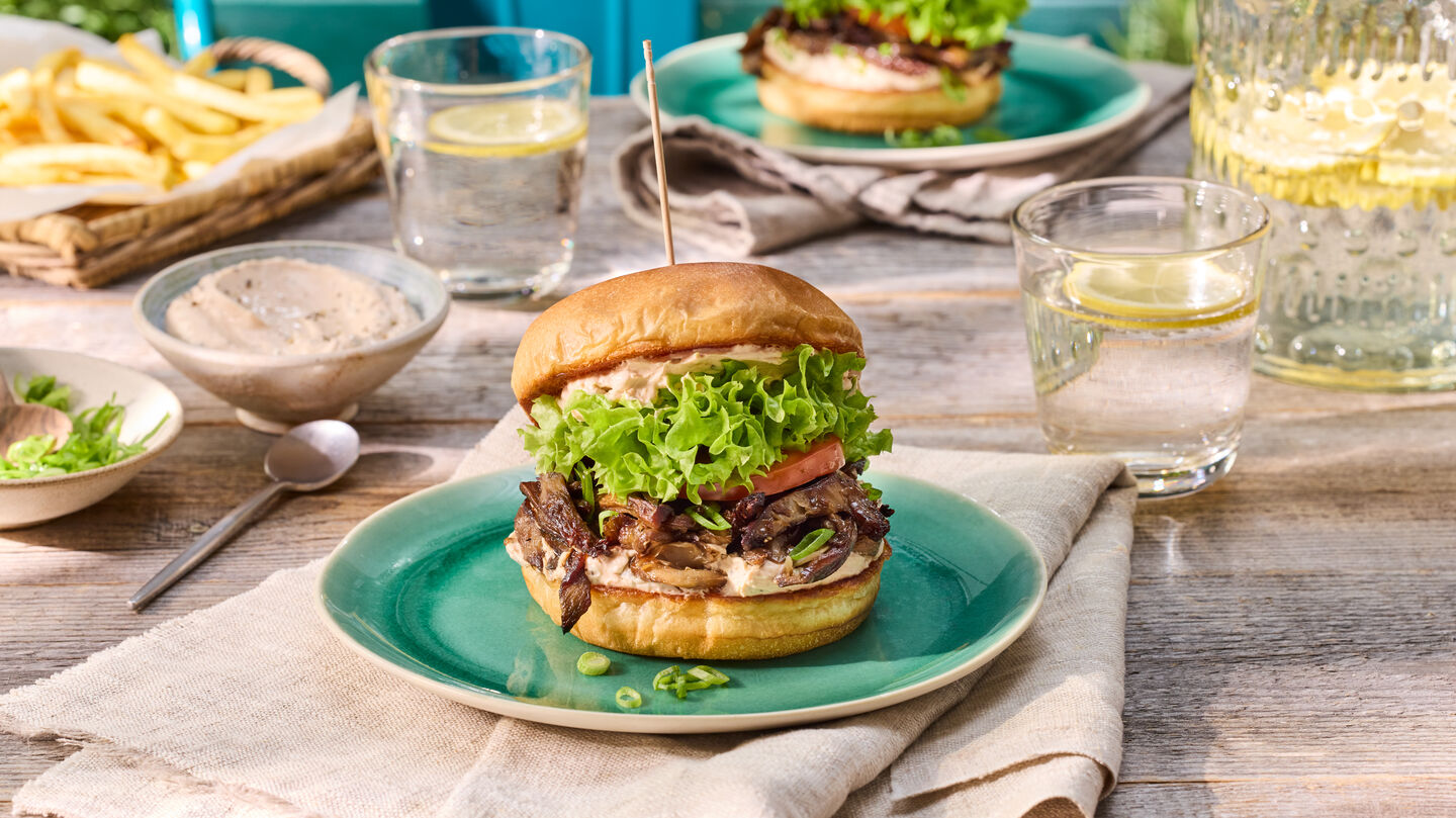 Veganer Pulled-Pilz-Burger Rezept Veganer Pulled-Pilz-Burger lecker angerichtet auf einem Teller.