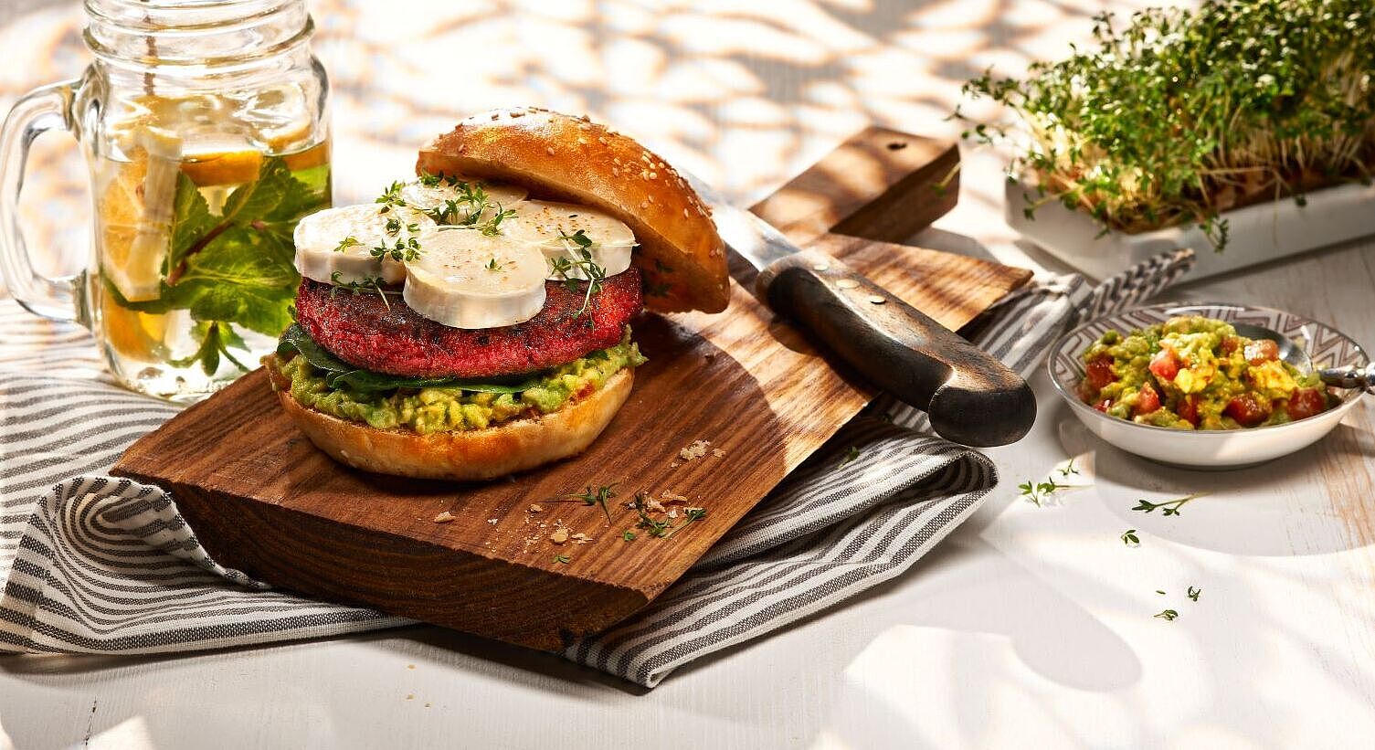 Rote Bete Burger mit Ziegenkäse und Guacamole