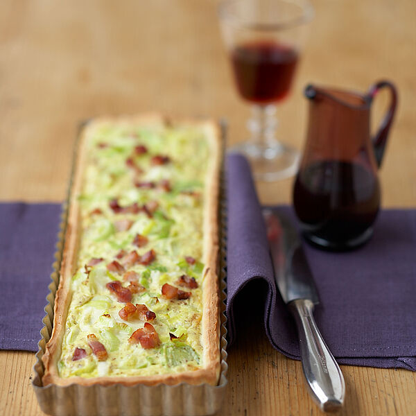 Herzhafte Quiche mit Lauch, bedeckt mit cremigem Géramont-Käse und knusprigem Teig - ein köstliches französisches Gericht