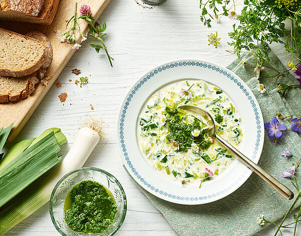 Käse-Lauch-Suppe mit Kräuterpesto und Milkana