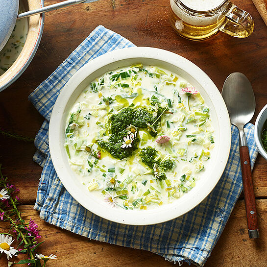 Käse-Lauch-Suppe mit Kräuterpesto und Milkana