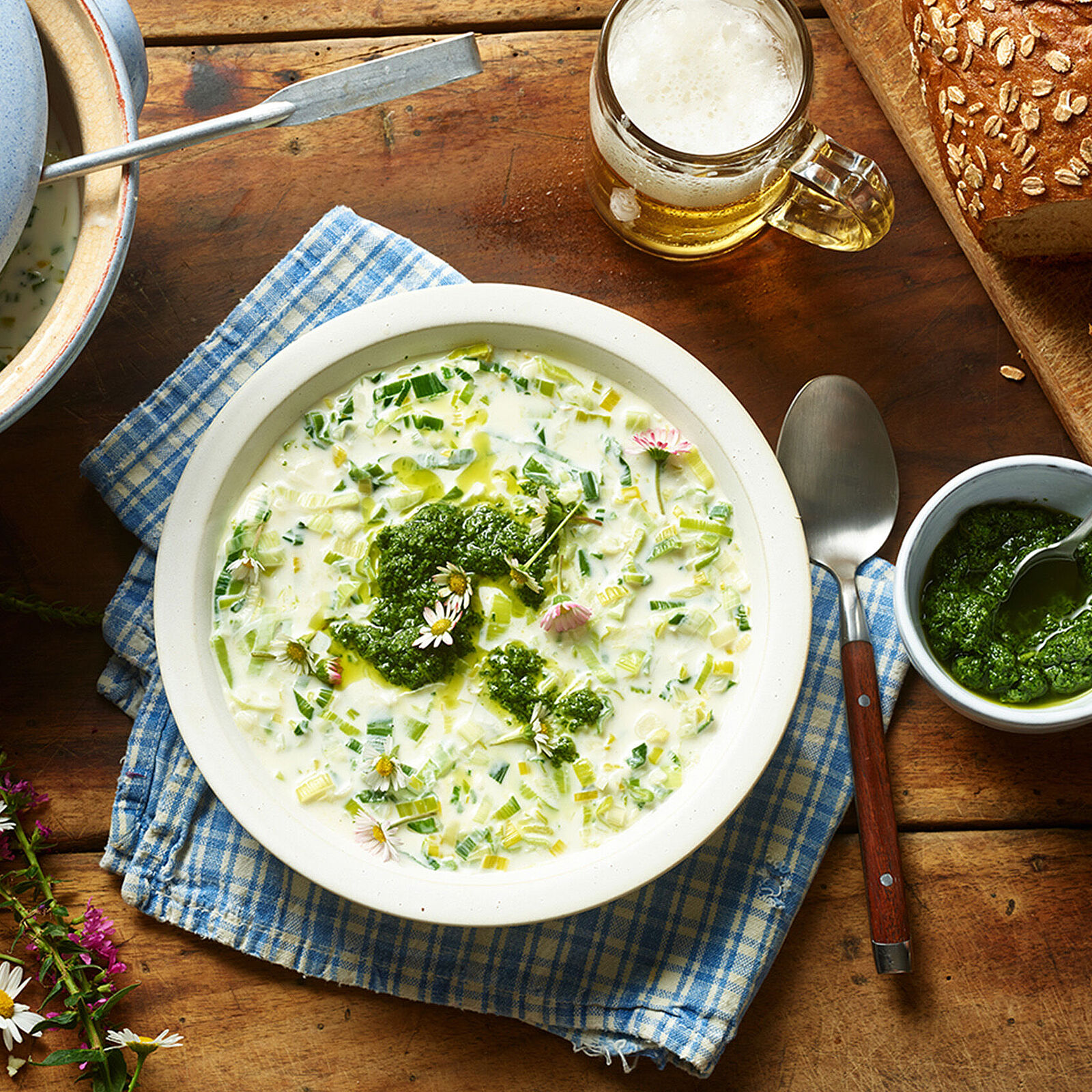 Käse-Lauch-Suppe mit Kräuterpesto