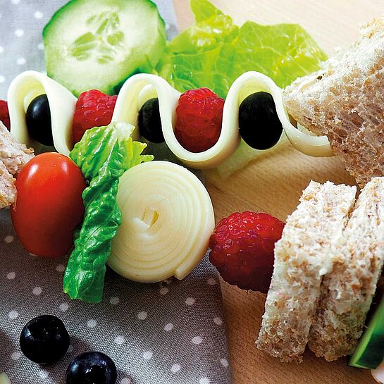 Rezept lustige Sandwich-Spieße mit Milkana Tolle Rolle, Schinken, Gemüse und Obst