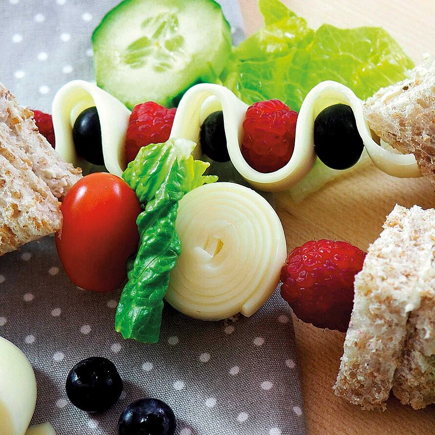 Rezept lustige Sandwich-Spieße mit Milkana Tolle Rolle, Schinken, Gemüse und Obst