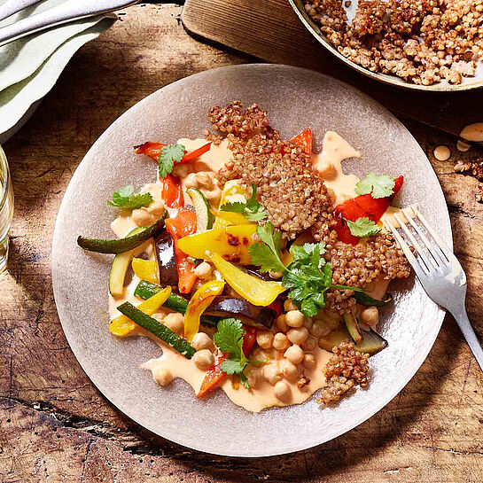Bunte Gemüsepfanne mit roter Paprika, Zucchini und Aubergine, ergänzt durch cremige Brunch-Paprika‑Kichererbsen und knusprigen Buchweizen.
